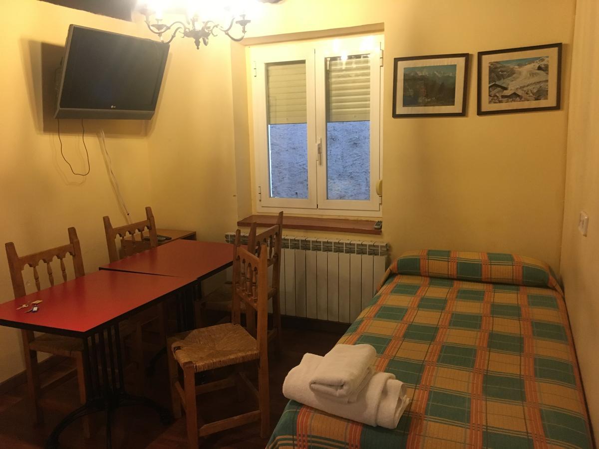 Apartamentos Turisticos Sol Y Nieve Хака Екстер'єр фото